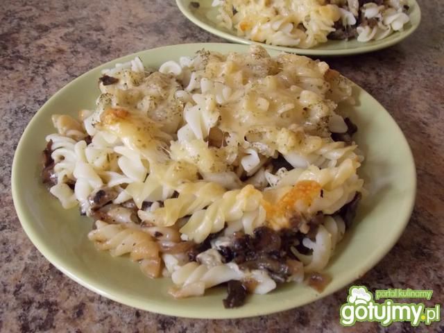 Makaron zapiekany z cebulą i pieczarkami Makaron zapiekany z cebulą i pieczarkami
