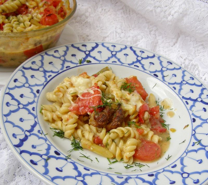 Makaron zapiekany z gulaszem i mozzarellą Makaron zapiekany z gulaszem i mozzarellą
