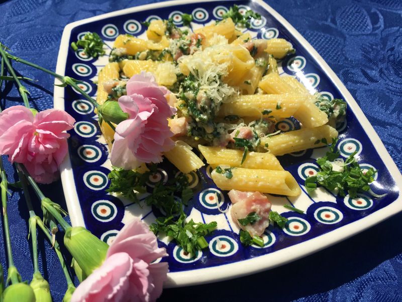 Makaron ze śmietaną, pietruszką i boczkiem