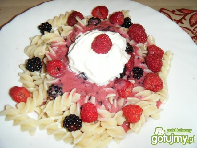 Makaron ze świeżymi owocami i jogurtem Makaron ze świeżymi owocami i jogurtem