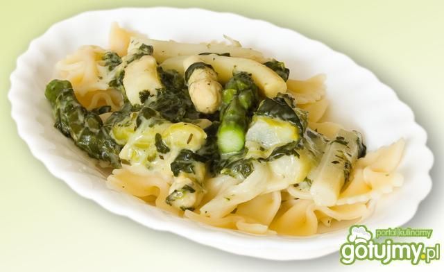 Makaron ze szparagami i szpinakiem