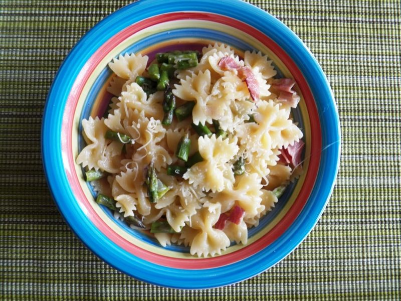 Makaron ze szparagami i szynką Makaron ze szparagami i szynką