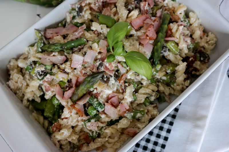 Makaron ze szparagami w sosie śmietanowym 