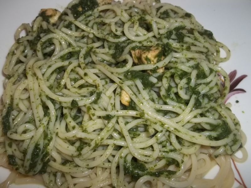 Makaron ze szpinakiem i filetem z kurczaka