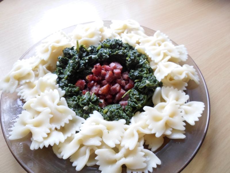Makaron ze szpinakiem i kiełbasą