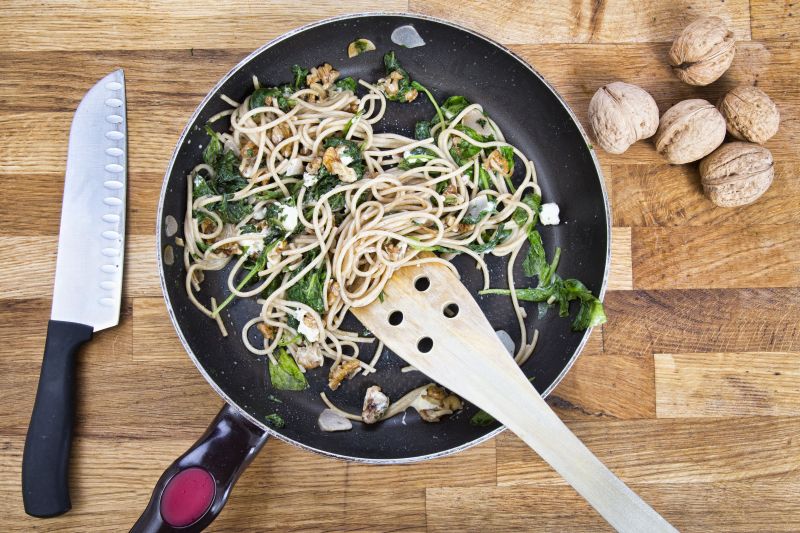 Makaron ze szpinakiem i orzechami włoskimi