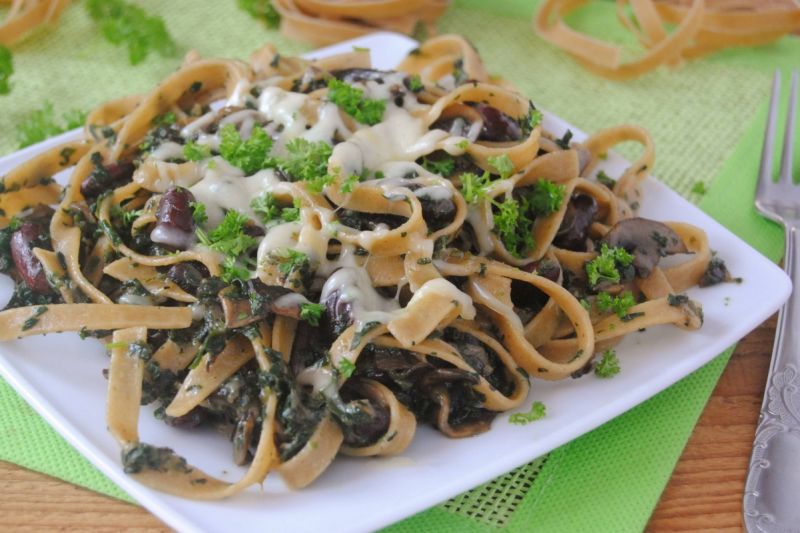 Makaron ze szpinakiem i pieczarkami