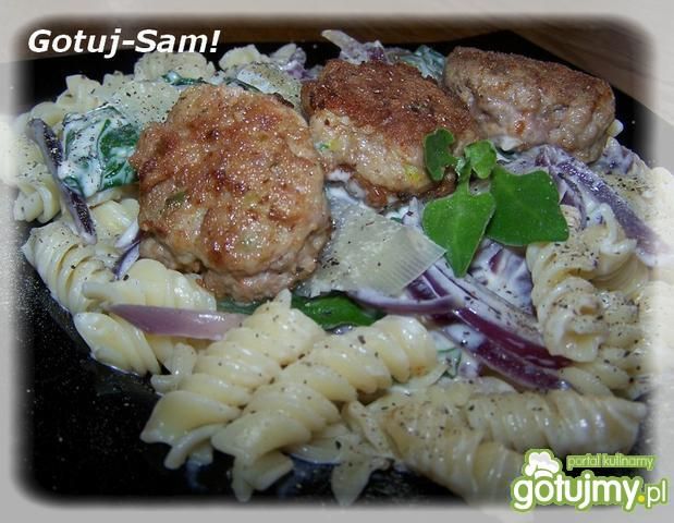 Makaron ze szpinakiem i pulpetami