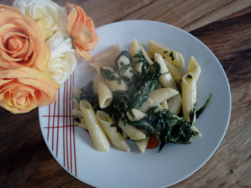 Makaron ze szpinakiem i serkiem topionym
