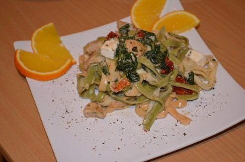 Makaron ze szpinakiem i suszonymi pomidorami Makaron ze szpinakiem i suszonymi pomidorami