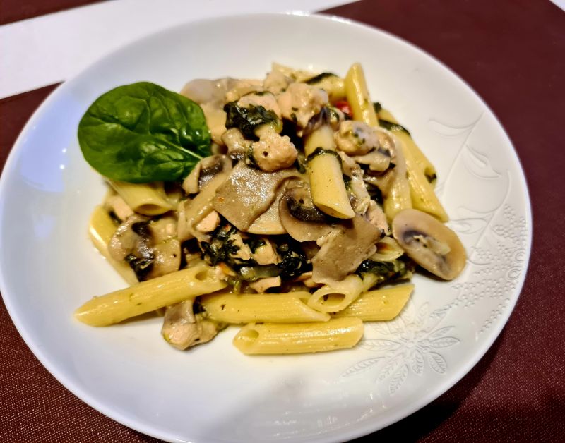 Makaron ze szpinakiem, kurczakiem i pieczarkami Makaron ze szpinakiem, kurczakiem i pieczarkami