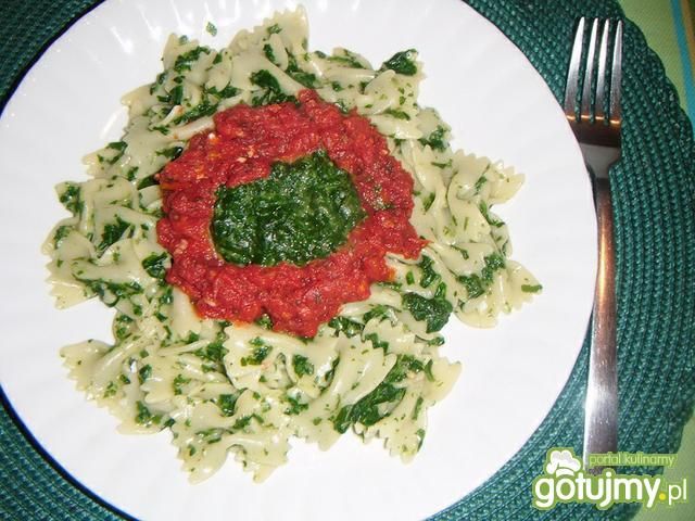 Makaron ze szpinakiem pod pomidorami