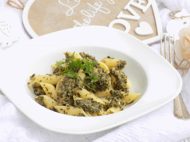 Makaron ze szpinakiem, serem feta i filetem