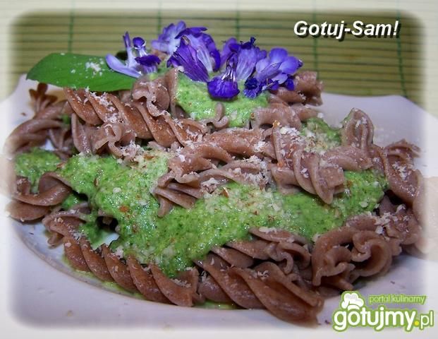 Makaron żytni z pesto i szałwią Makaron żytni z pesto i szałwią