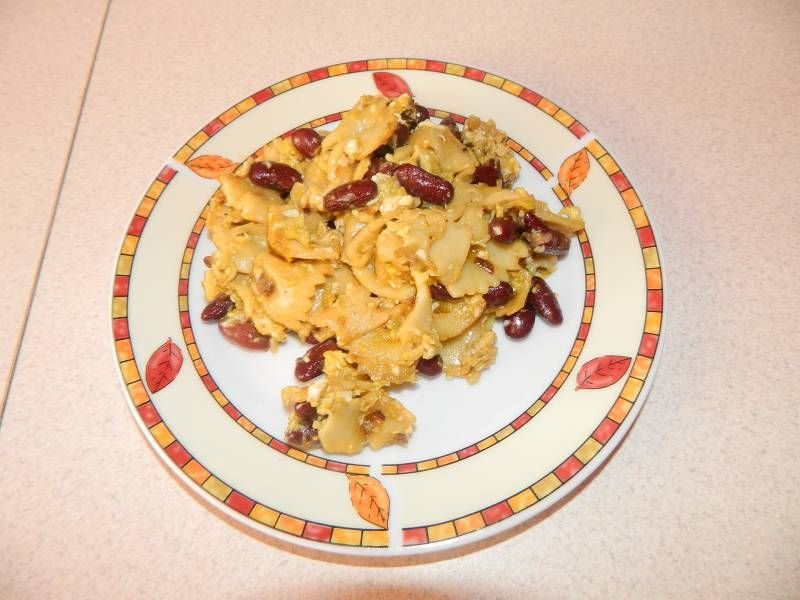 Makaronowa jajecznica z czerwoną fasolką