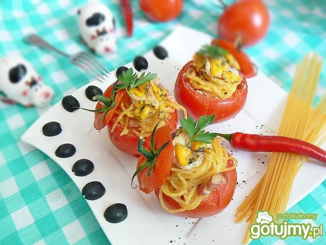 Makaronowa niespodzianka w pomidorze