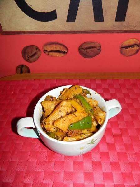 Makaronowa patelnia z kiełbasą i paprykami