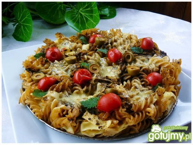 Makaronowa pizza z pesto i mozzarellą 