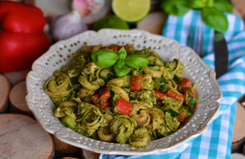 Makaronowa sałatka z bazyliowym pesto Makaronowa sałatka z bazyliowym pesto