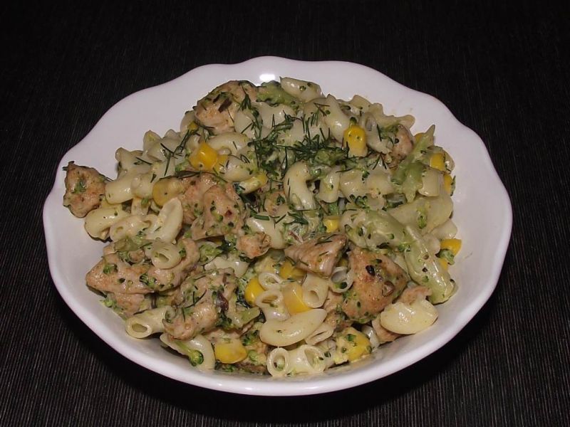 Makaronowa sałatka z brokułem i kurczakiem  