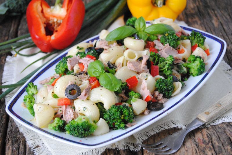 Makaronowa sałatka z brokułem i tuńczykiem