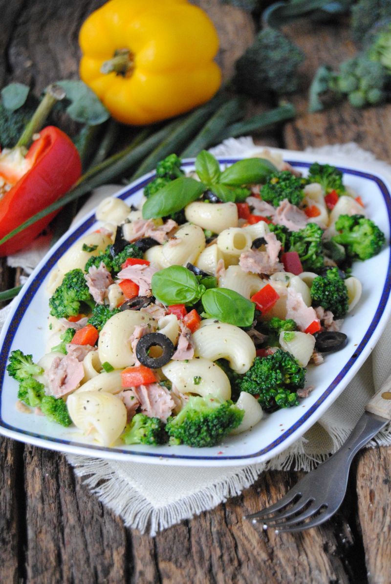 Makaronowa sałatka z brokułem i tuńczykiem