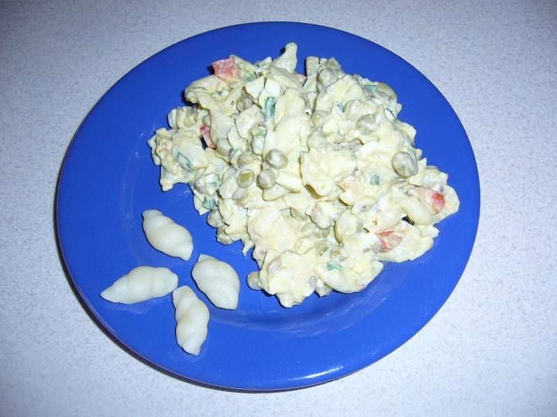 Makaronowa sałatka z jajkiem i słonecznikiem