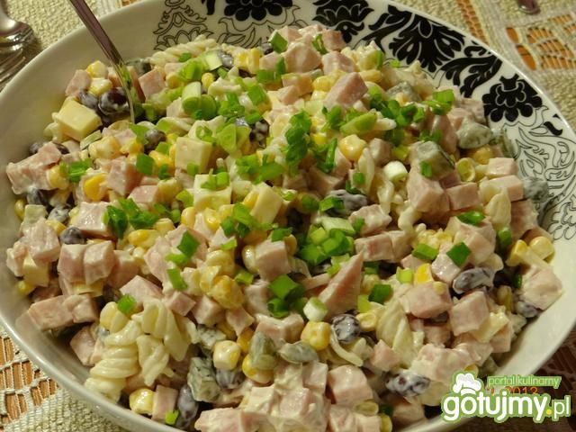 Makaronowa sałatka z kiszonym ogórkiem