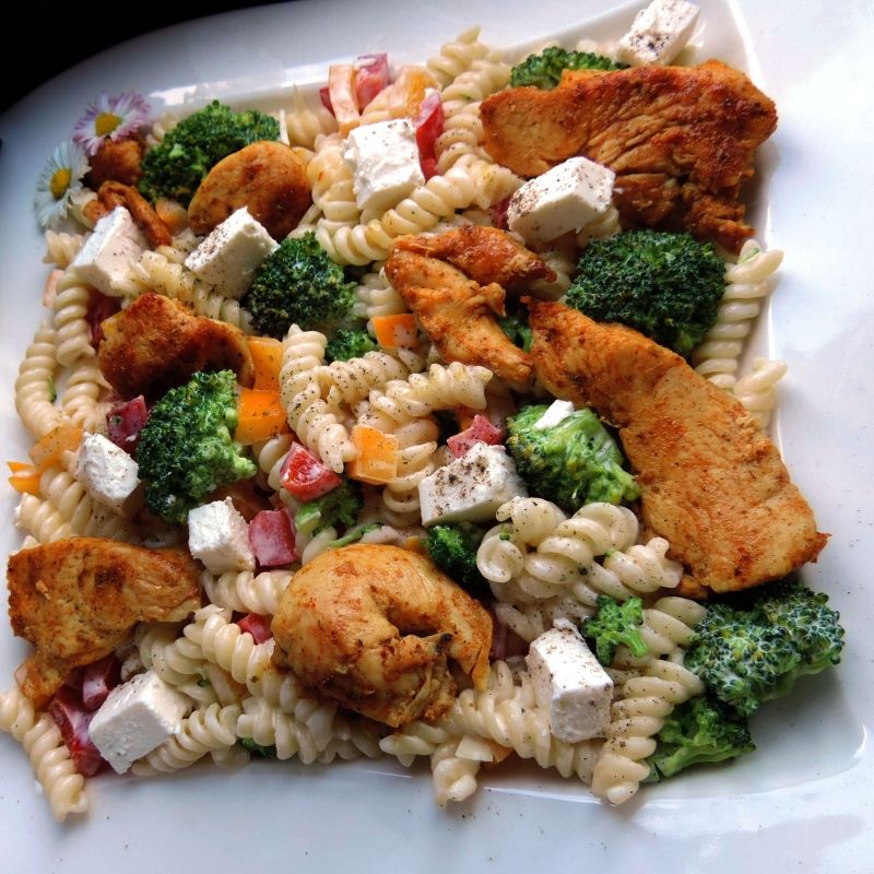Makaronowa sałatka z kurczakiem i fetą