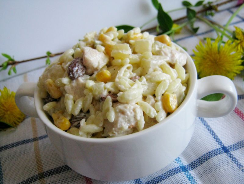 Makaronowa sałatka z kurczakiem i rodzynkami