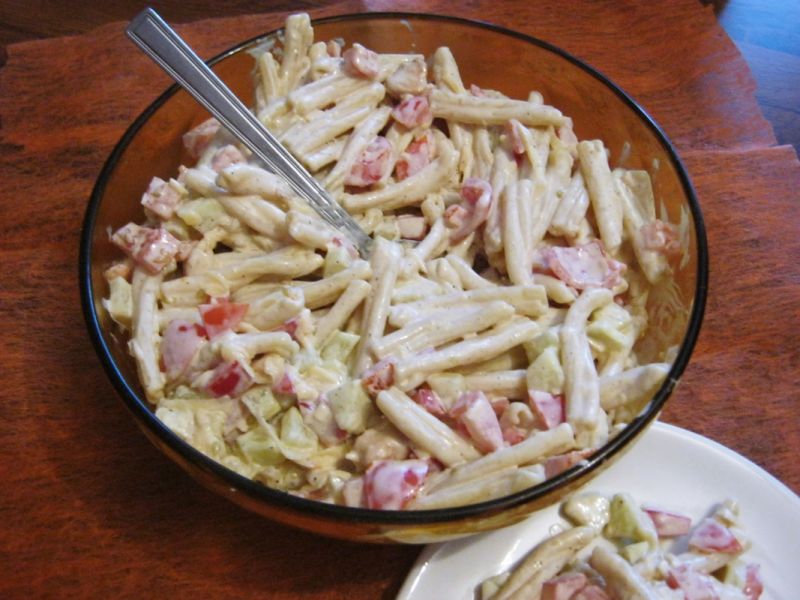Makaronowa sałatka z kurczakiem i serem