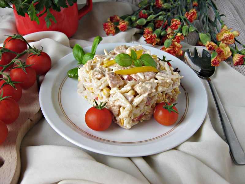 Makaronowa sałatka z kurczakiem i świeżą papryką 