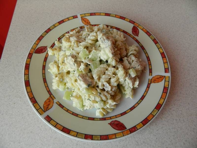 Makaronowa sałatka z kurczakiem i świeżym ogórkiem