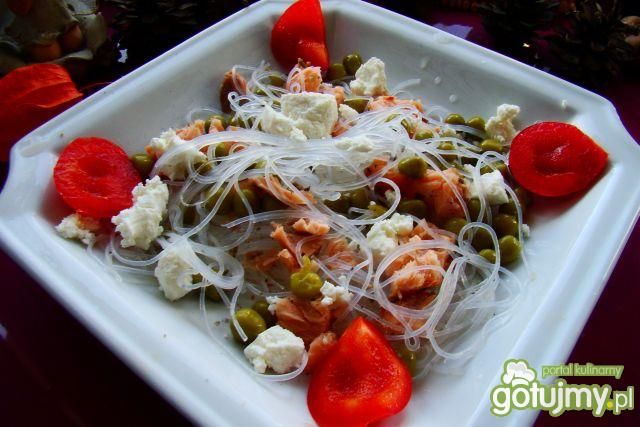 Makaronowa sałatka z łososiem i fetą Makaronowa sałatka z łososiem i fetą