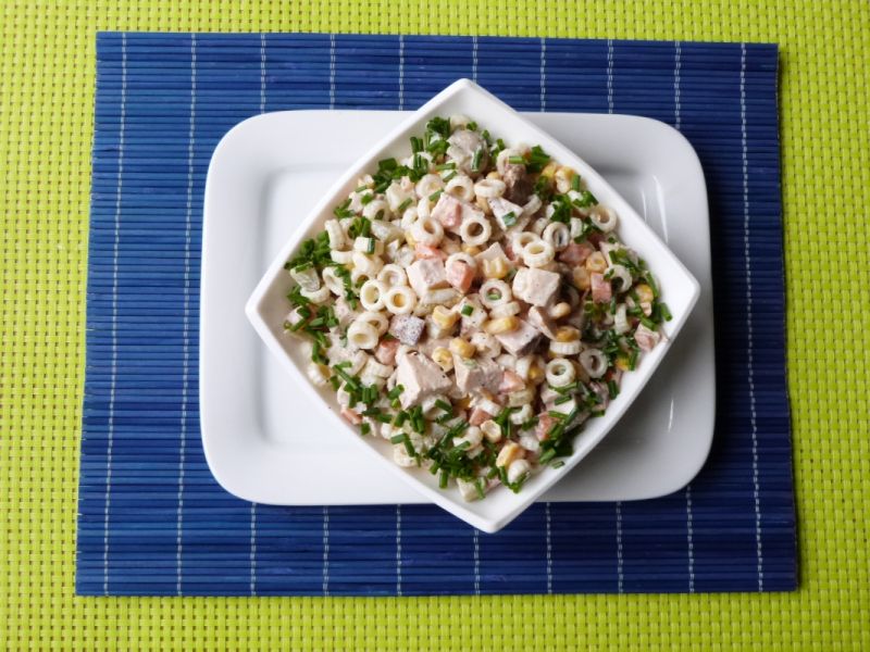Makaronowa sałatka z mięsem i pieczarkami