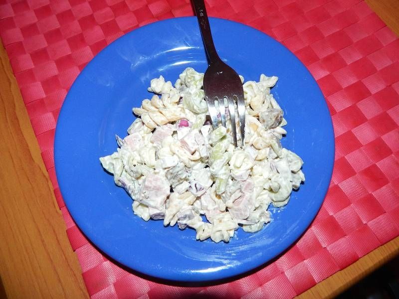 Makaronowa sałatka z mortadelą i ogórkami chili Makaronowa sałatka z mortadelą i ogórkami chili