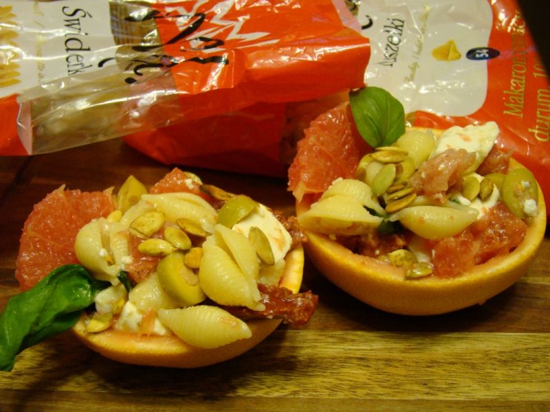 Makaronowa sałatka z owczym serem i grejpfrutem  