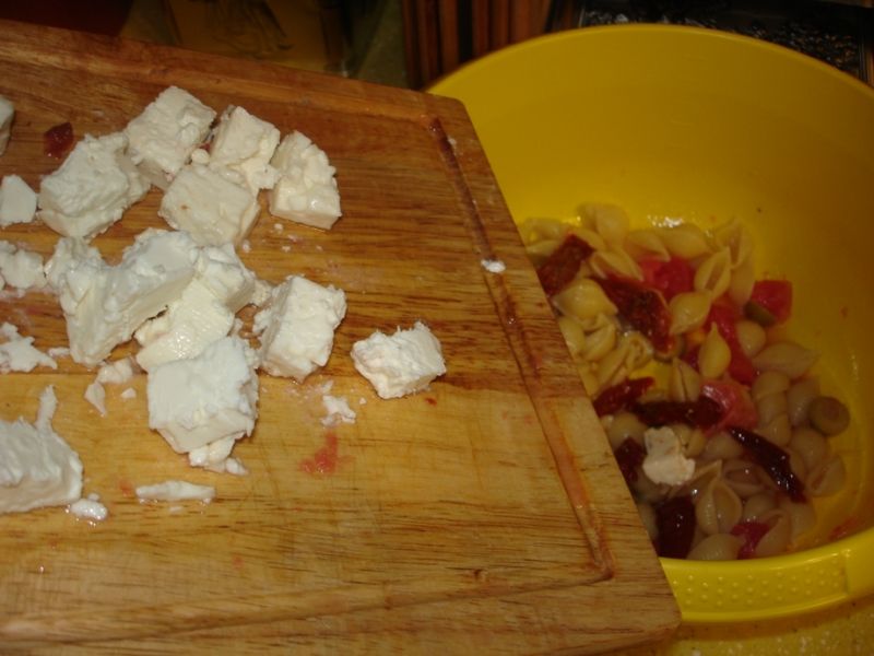 Makaronowa sałatka z owczym serem i grejpfrutem  