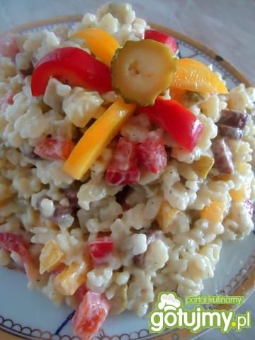 Makaronowa sałatka z papryką i kabanosem