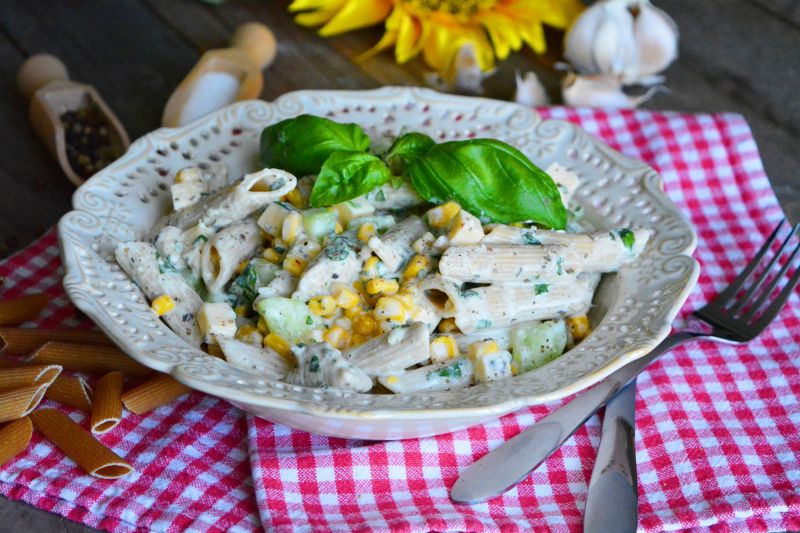 Makaronowa sałatka z sosem jogurtowo - bazyliowym 