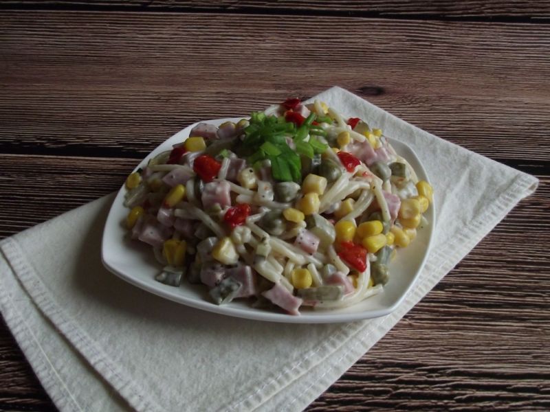 Makaronowa sałatka z sosem tatarskim