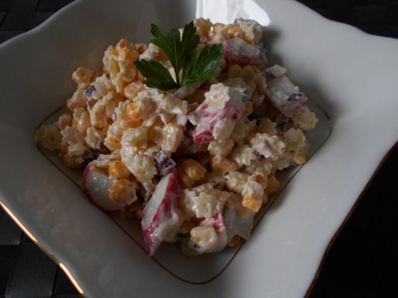 Makaronowa sałatka z surimi Makaronowa sałatka z surimi
