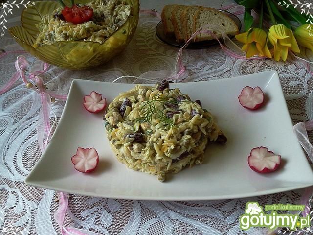 Makaronowa sałatka z warzywami i kurczak