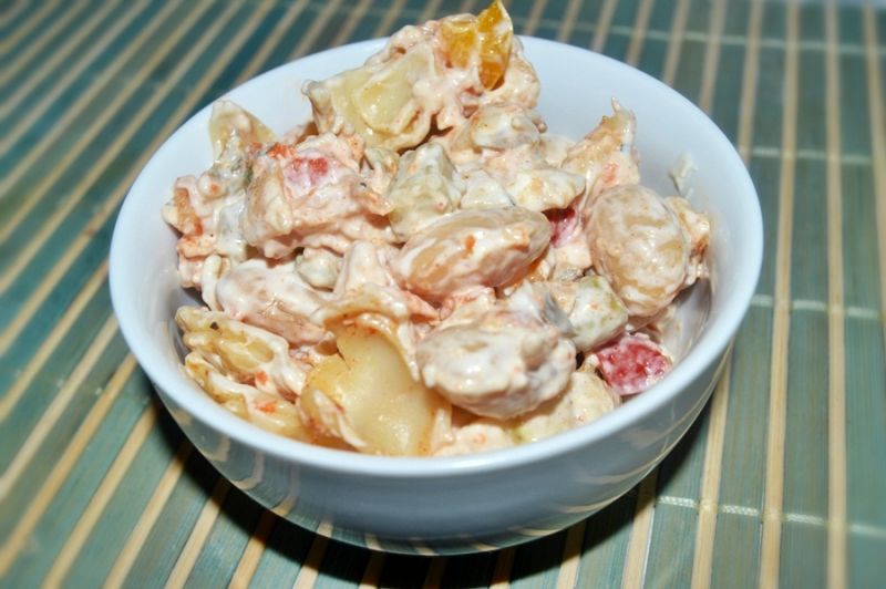 Makaronowa sałatka z warzywami i wędliną