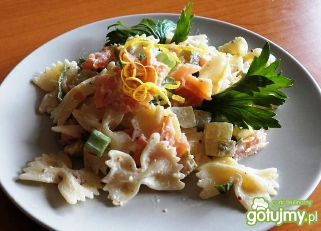 Makaronowa sałatka z wędzonym łosisiem Makaronowa sałatka z wędzonym łosisiem