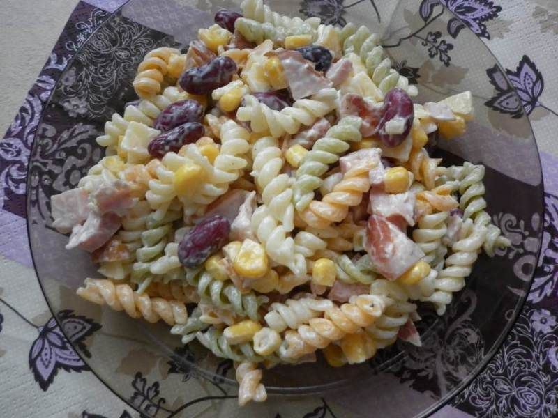 Makaronowa sałatka z wędzonym serem i kurczakiem