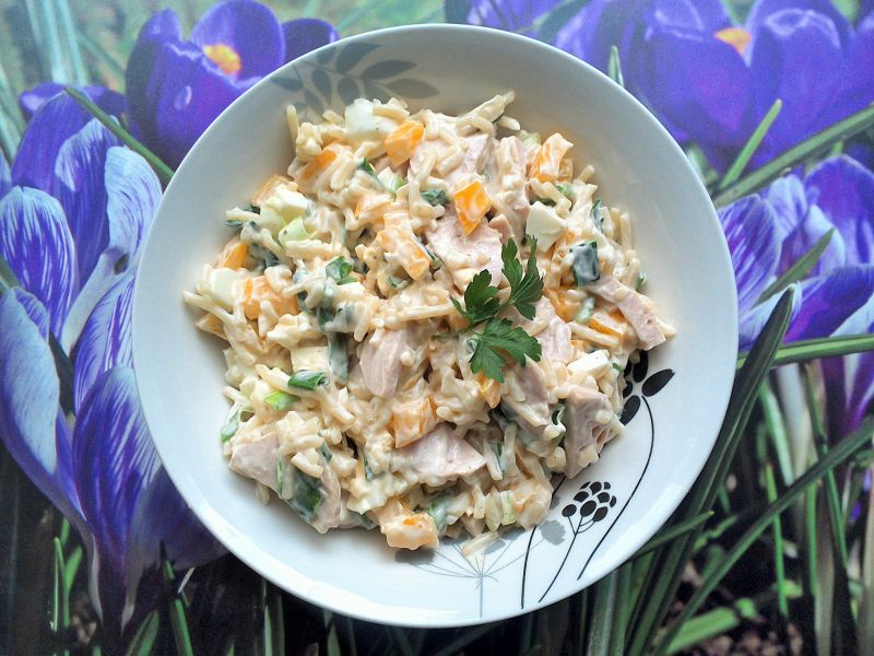 Makaronowa sałatka z żółtą papryką