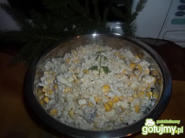 Makaronowa sałatka ze śledziem