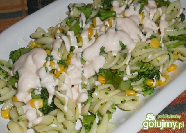 Makaronowa z brokułem i kukurydzą