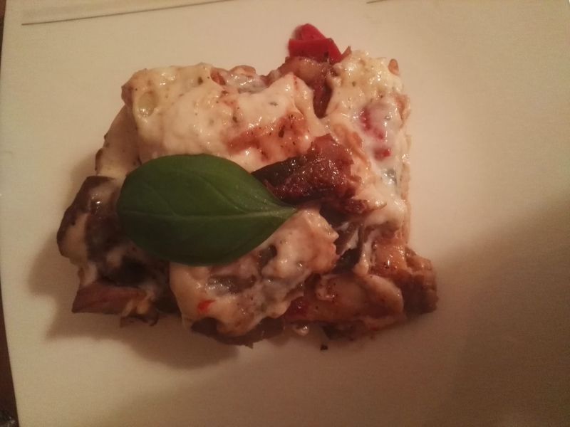 Makaronowa zapiekanka (lazania) z farszem leczo Makaronowa zapiekanka (lazania) z farszem leczo